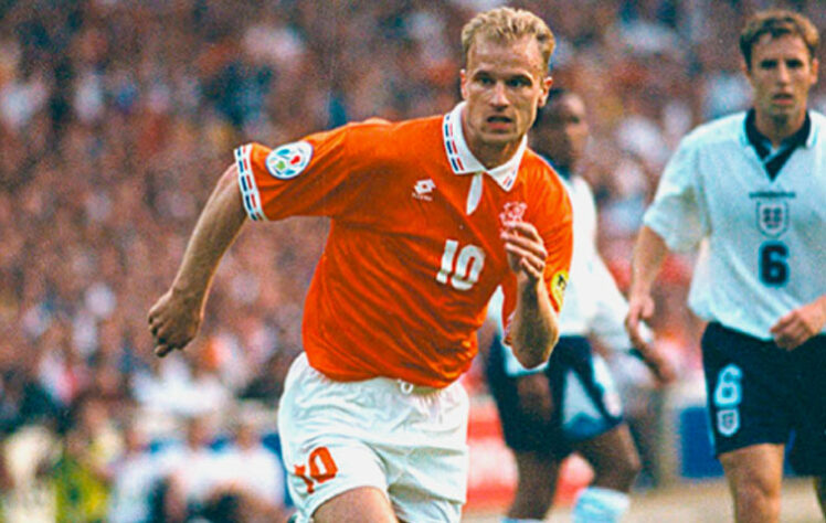 BERGKAMP - Ídolo do Arsenal, Bergkamp disputou duas Copas do Mundo, em 1994 e 1998. Em ambos os torneios, a Holanda foi eliminada pelo Brasil, nas quartas de final e semifinal, respectivamente. 
