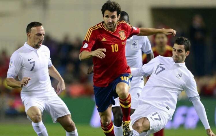 Cesc Fàbregas - Esquentou banco na Copa de 2010 - O jogador não obteve chances na equipe titular da campanha da Fúria. Entretanto, entrou justamente na grande final e deu a assistência para o decisivo gol de Iniesta diante dos holandeses.