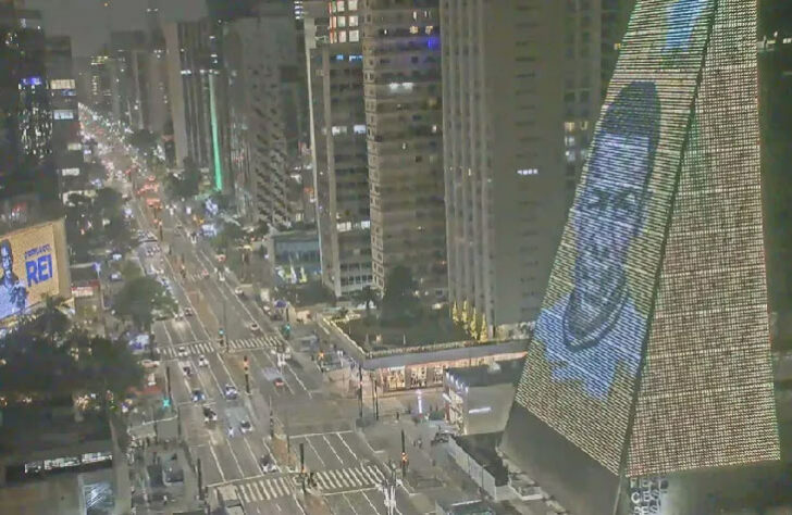 O prédio da FIESP (Federação das Indústrias do Estado de São Paulo) também adotou uma iluminação diferente, estampando uma imagem de Pelé em sua fachada. 