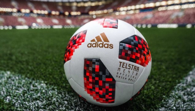 No último Mundial, a Adidas trocou os detalhes dourados por tons de vermelho na bola, que foi batizada de Telstar 18 Mechta para a disputa do mata-mata.