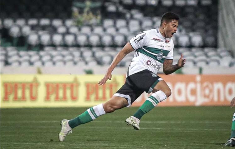 FECHADO - O volante Val, ex-Coritiba, acertou com o Marítimo, de Portugal, por dois anos e meio. Com isso, a negociação será finalizada nos próximos dias e o jogador será anunciado. A informação foi inicialmente divulgada pelo portal "ge" e confirmada pelo LANCE!