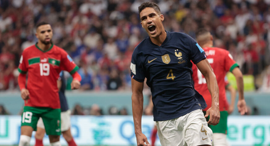 16º- Raphael Varane (21 anos) - França - posição: zagueiro - clube: Manchester United - Valor de mercado: 40 milhões de euros (R$ 226,4 milhões)