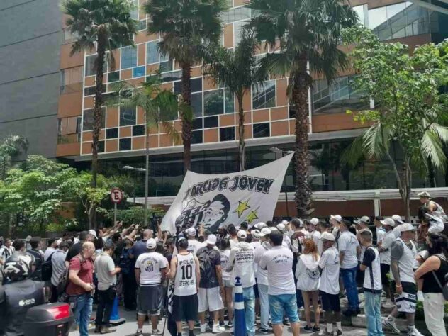 Cerca de 100 torcedores do Santos, integrantes das principais torcidas organizadas do clube, realizaram na manhã deste domingo (4) uma vigília de orações pela saúde de Edson Arantes do Nascimento, o Rei Pelé, de 82 anos, na frente do Hospital Albert Einstein, em São Paulo (SP). Ele está internado no local desde a última terça-feira. Veja fotos da homenagem!