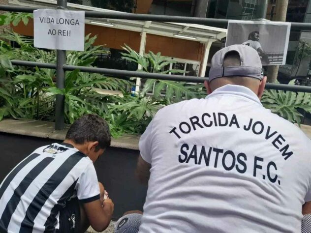 Torcedores rezaram pela saúde do Rei.