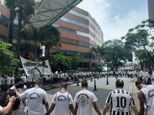 Torcedores fizeram uma roda de oração.