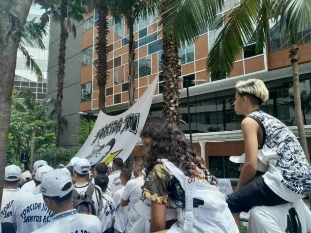 Bandeiras com imagens de Pelé foram colocadas pela torcida do Santos.