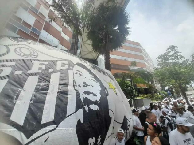 Bandeiras com imagens de Pelé foram colocadas pela torcida do Santos.