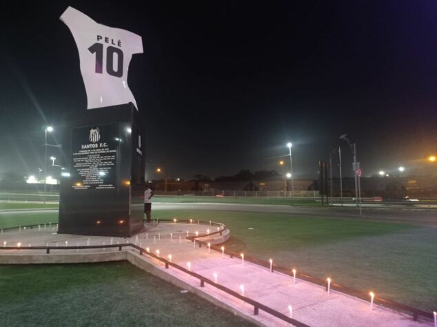 GALERIA: Orações para Pelé no monumento ao Rei do Futebol, em Santos (SP).