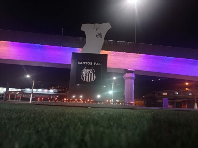 GALERIA: Orações para Pelé no monumento ao Rei do Futebol, em Santos (SP).