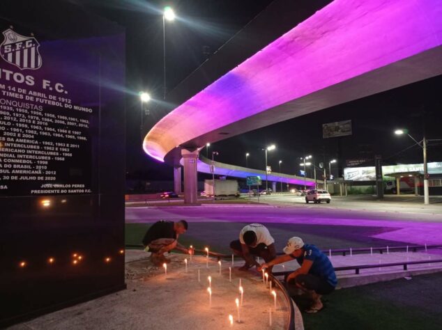 GALERIA: Orações para Pelé no monumento ao Rei do Futebol, em Santos (SP).