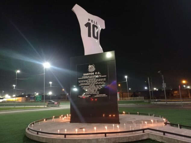 GALERIA: Orações para Pelé no monumento ao Rei do Futebol, em Santos (SP).