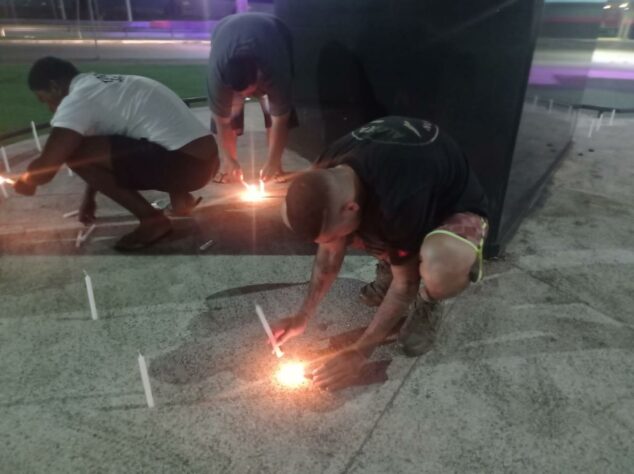 GALERIA: Orações para Pelé no monumento ao Rei do Futebol, em Santos (SP).