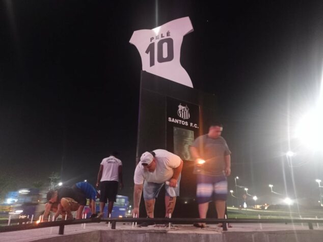 Na noite da última quinta-feira, diversos torcedores do Santos realizaram novas vigílias em homenagem a Pelé. Integrantes das principais torcidas organizadas do Peixe acenderam velas pela saúde do Rei em frente ao Hospital Albert Einstein, em São Paulo, onde ele está internado desde 30 de novembro, e no monumento em homenagem ao ex-jogador, em Santos. Veja imagens das homenagens nesta galeria.