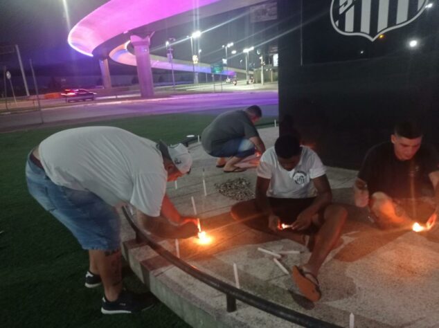 GALERIA: Orações para Pelé no monumento ao Rei do Futebol, em Santos (SP).