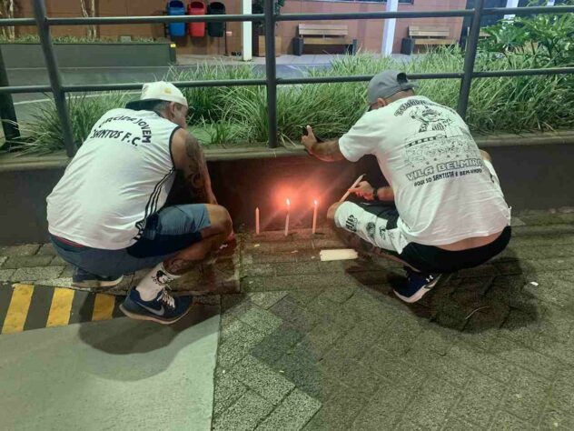 GALERIA: Orações para Pelé na frente do Hospital Albert Einstein, em São Paulo (SP).