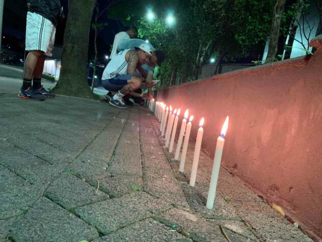 GALERIA: Orações para Pelé na frente do Hospital Albert Einstein, em São Paulo (SP).