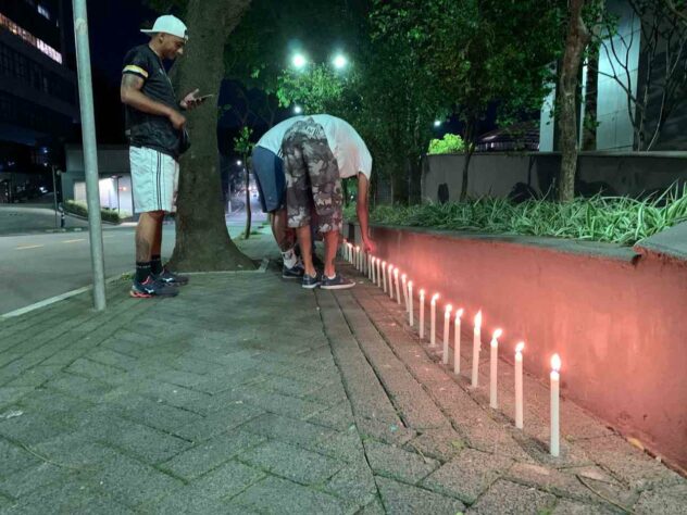 GALERIA: Orações para Pelé na frente do Hospital Albert Einstein, em São Paulo (SP).