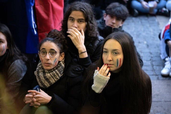 A tristeza da torcida francesa após a derrota na final. 