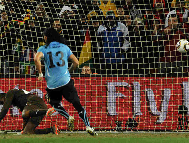 A partida valia uma vaga na semifinal da Copa do Mundo e isso bastava para que o jogo fosse nervoso. Após o tempo regulamentar, empate em 1 a 1. No último minuto da prorrogação, Dominic Adiyah acertou um belo cabeceio que seria gol se Luís Suárez colocasse a mão na bola, praticamente debaixo das traves - foi devidamente expulso. Pênalti foi marcado, mas desperdiçado por Asamoah Gyan. A decisão da vaga ficou então para a disputa de pênaltis, e os uruguaios se classificaram da maneira mais inesperada possível: com uma cobrança de cavadinha do atacante Loco Abreu (foto). 