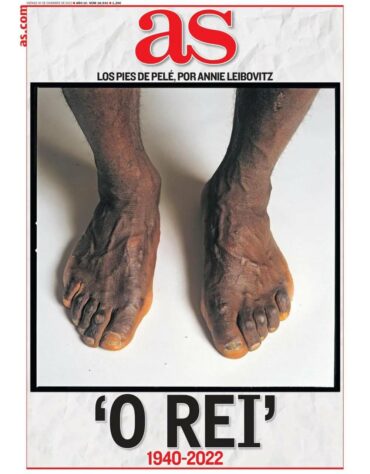 DIARIO AS (ESPANHA): "Rei", destacando o retrato dos pés de Pelé de 1981 realizado pela reconhecida fotógrafa Annie Leibovitz