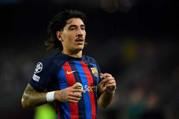 ESQUENTOU - Héctor Bellerin, lateral direito do Barcelona, pode estar de saída do clube espanhol. Isso porque o Sporting, de Portugal, tem o jogador como principal opção para substituir Pedro Porro, recém transferido ao Tottenham. As informações são do site 'The Athletic'. 