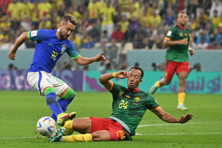 Camarões - Aproveitou alguns espaços dados pela Seleção Brasileira, especialmente pelo lado esquerdo do ataque e em vacilos de saída de bola. Chegou ao gol em um momento de distração do Brasil. Defesa se mostrou vulnerável, com o goleiro sendo um dos principais nomes, mas o adversário não soube usar disso para abrir o placar.