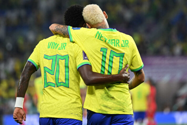 Abraço dos autores dos dois primeiros gols do Brasil.