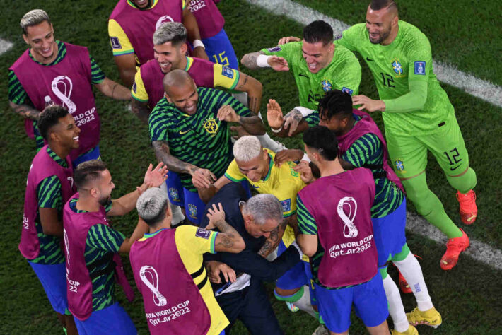 Na comemoração, Tite fez a comemoração do pombo, tradicional dancinha que Richarlison faz após os gols.