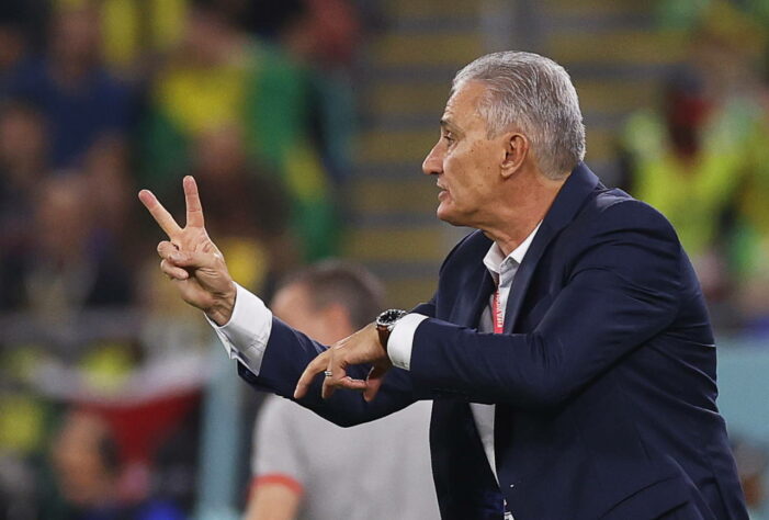 Tite orientando a equipe.