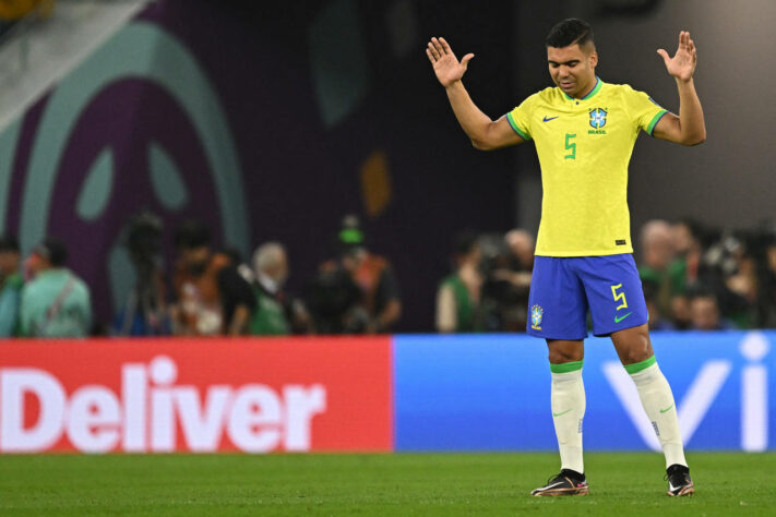 Momento de fé de Casemiro antes do apito inicial.