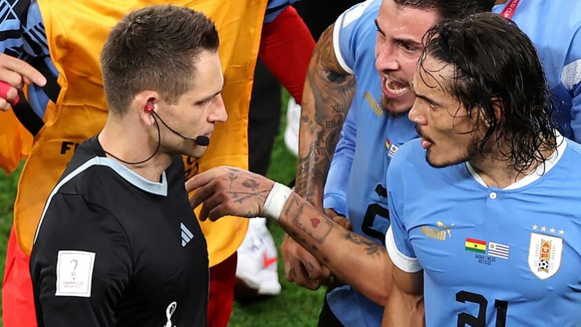 Após a eliminação do Uruguai, Cavani derruba o VAR na saída de campo.