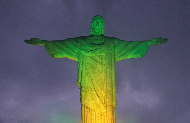 O Cristo Redentor seguiu a mesma linha e se iluminou de verde e amarelo para homenagear o Rei. 