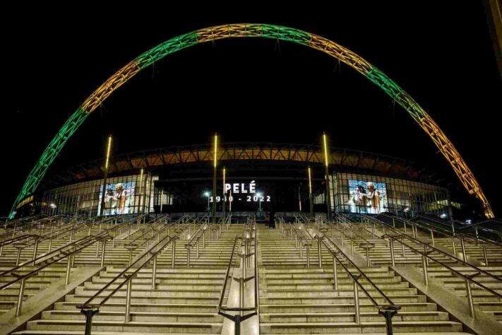 O mítico estádio de Wembley, na Inglaterra, também se iluminou com as cores do Brasil, além de escrever o nome de Pelé, em sua homenagem.