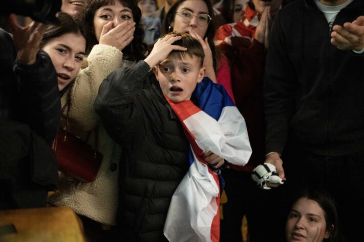 A reação do pequeno francês reflete o sentimento de todos ao redor: espanto com o grande jogo que fizeram França e Argentina.
