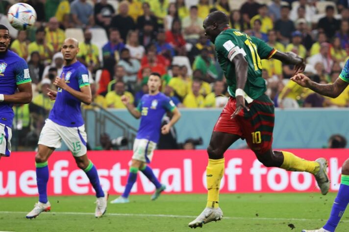 Aboubakar, de cabeça, fez o gol de Camarões.