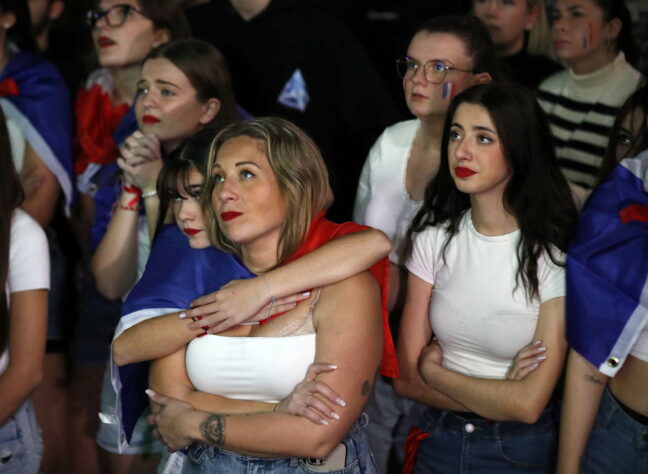 Torcedoras francesas se consolavam para tentar aliviar a tristeza pelo resultado. 