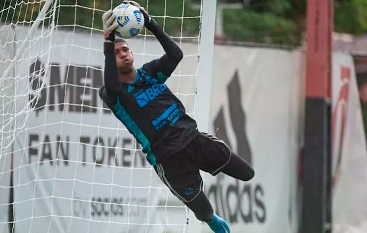 FECHADO - O Flamengo fechou a venda do goleiro Kauã Santos, da equipe sub-20, para o Eintracht Frankfurt, da Alemanha. O clube europeu desembolsou 1,6 milhão de euros (R$ 8,4 milhões na cotação atual) por 70% dos direitos do jogador. 