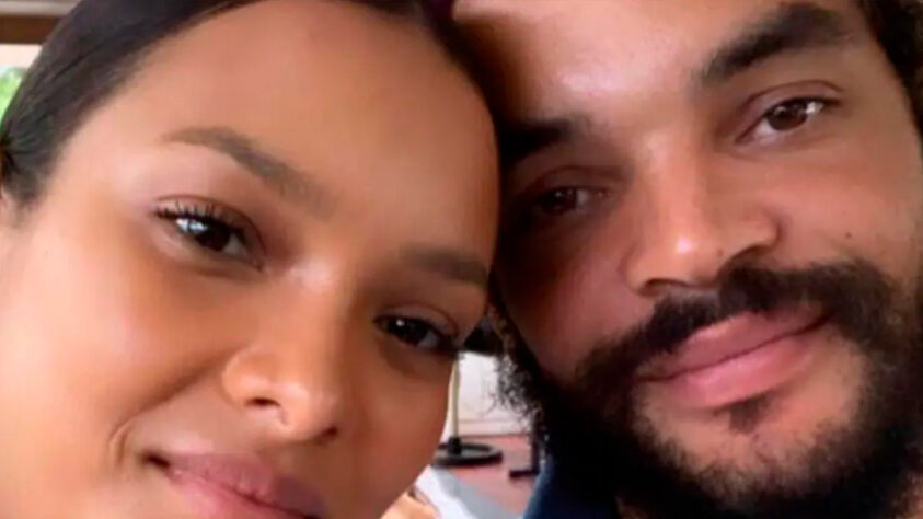 O ex-jogador de basquete Joakim Noah se casou com a brasileira Lais Ribeiro, no mês de julho. Em cerimônia realizada em Trancoso, na Bahia, os dois firmaram os votos ao lado de familiares e amigos.