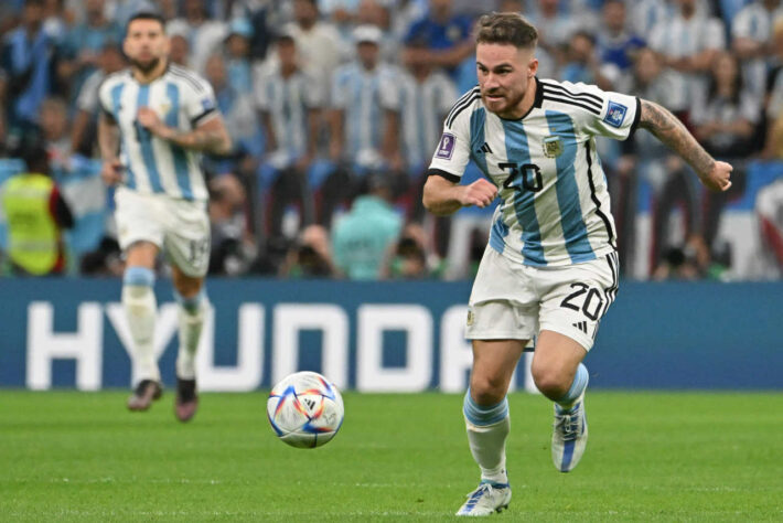 ESQUENTOU - O Manchester City está interessado na contratação do meia Alexis Mac Allister, do Brighton. Segundo o "Tyc Sports", o técnico Pep Guardiola inclusive ligou para o argentino na tentativa de convencê-lo a jogar nos Citizens. O Chelsea, Liverpool e Manchester United também estão interessados no jogador.