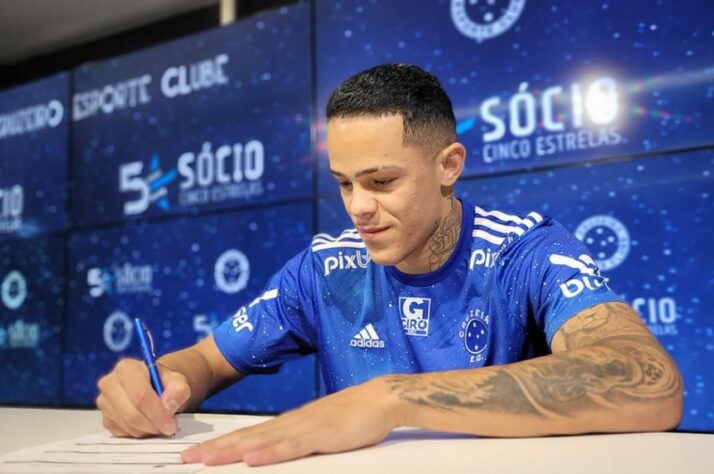 FECHADO - Depois de Neris, Mateus Vital, Igor Formiga e Ramiro, o Cruzeiro anunciou, nesta terça-feira, a contratação do volante Wallisson, de 25 anos. O jogador estava livre no mercado, desde que acertou sua rescisão contratual com a Ponte Preta, há cinco dias. 