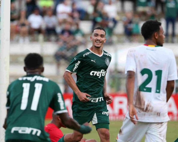 FECHADO - O Palmeiras acertou o empréstimo de Ruan Ribeiro para o Valmeria, da Letônia. Natural de Imperatriz (MA), o atacante de apenas 19 anos foi o artilheiro na conquista do Verdão da última Copinha, com nove gols. Com isso, se tornou o maior artilheiro do clube na história da competição, igualando Edmilson, que atuou entre 2001 e 2003.