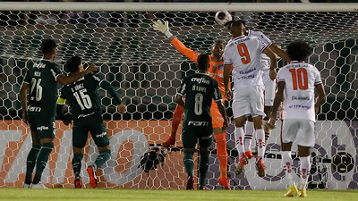 Botafogo-SP: SOBE - Jean Victor foi bem nas roubadas de bola e conseguiu articular bem para o Botafogo no primeiro tempo. // DESCE - Rafael Pascoal até chegou a fazer um bom jogo, mas o fato de estar adiantado no lance do gol do Raphael Veiga coloca a derrota na conta dele.