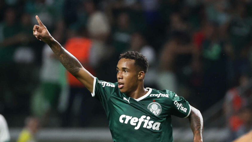 FECHADO  - O Palmeiras acertou a renovação do atacante Kevin, destaque da base do clube e integrante da Seleção Brasileira na Copa do Mundo sub-20. O jogador já havia despertado o interesse do Shakhtar Donetsk, da Ucrânia, e agora está na mira do futebol inglês e francês. O novo vínculo do atacante com o Verdão vai até 2026. 