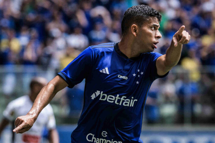 ESQUENTOU - O Cruzeiro terá de cuidar do futuro do atacante Bruno Rodrigues, destaque do time, em breve. Emprestado pela Tombense até o fim do ano, o jogador deve receber assédio de outros clubes. O Cabuloso tem preferência na compra dos direitos econômicos do atleta.