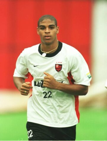 6º Lugar: Adriano - Posição: atacante - Vendido para a Inter de Milão (Itália) em Agosto/2001 por 13,19 milhões de euros - Atualmente aposentado