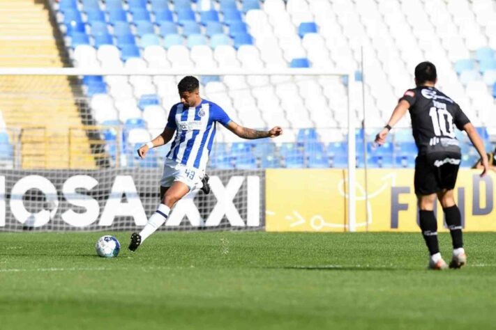 ESQUENTOU - Na busca por um zagueiro desde a lesão de Ferraresi, o São Paulo monitora a situação de João Marcelo, atualmente no Porto e com passagens por Grêmio, Fluminense e Vasco. Apesar de tantos clubes na carreira, o defensor tem apenas 22 anos. O atleta foi aprovado por Rogério Ceni e o Tricolor deve iniciar conversas com o clube português nos próximos dias. 