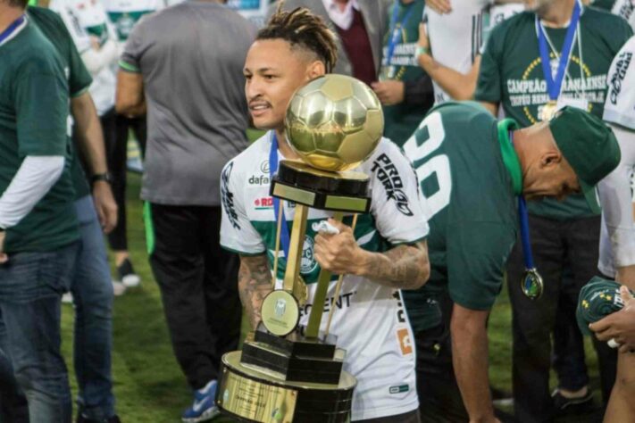 Neilton, 28 anos (atacante) - Último clube: Coritiba