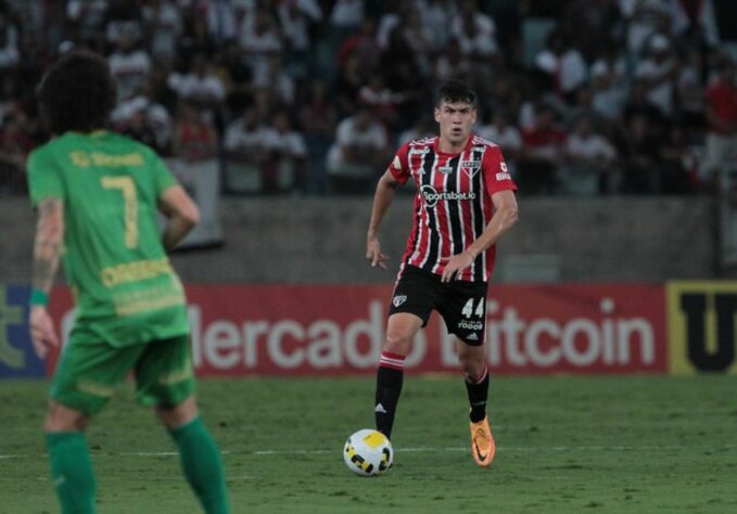 ESQUENTOU - O vínculo de Nahuel Ferraresi, zagueiro do São Paulo emprestado pelo Manchester City, se encerra no final desta semana, mas a tendência é que o jogador renove com o Tricolor para a sequência da temporada. O atleta sofreu uma lesão grave ainda em fevereiro e deve retornar aos gramados no mês de setembro, l que já facilitaria uma renovação junto ao grupo detentor do passe do atleta. A ideia do São Paulo seria prolongar o contrato de Ferraresi até o meio do próximo ano, mas a intenção do Grupo City é que a extensão dure no máximo até o fim de 2023. 