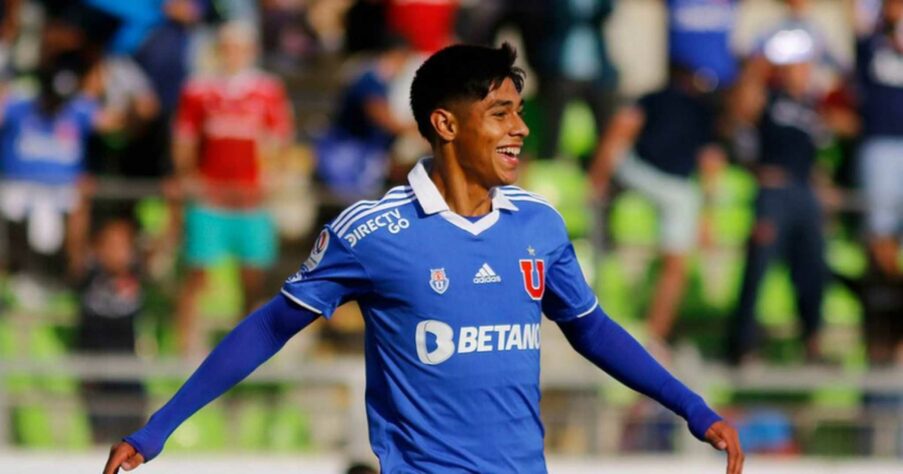 ESQUENTOU - De acordo com o jornalista Cesar Luis Merlo, especializado em transferências de jogadores na América do Sul, o Milan fez uma proposta de 5 milhões de euros pelo jogador Dario Osorio, da Universidad de Chile. O meia tem apenas 19 anos e é um dos destaques da equipe. Segundo o jornalista, o acerto deve acontecer em breve. 