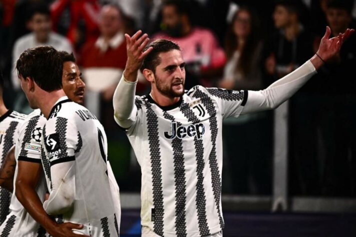 ESQUENTOU - Após a derrota da Juventus para a Roma no Campeonato Italiano, Adrien Rabiot se distanciou da Juventus para a próxima temporada. Em entrevista à "DAZN", o meia afirmou que pretende disputar a Champions League em 2023/2024, enquanto a Velha Senhora ocupa apenas a 8ª colocação do Calcio.